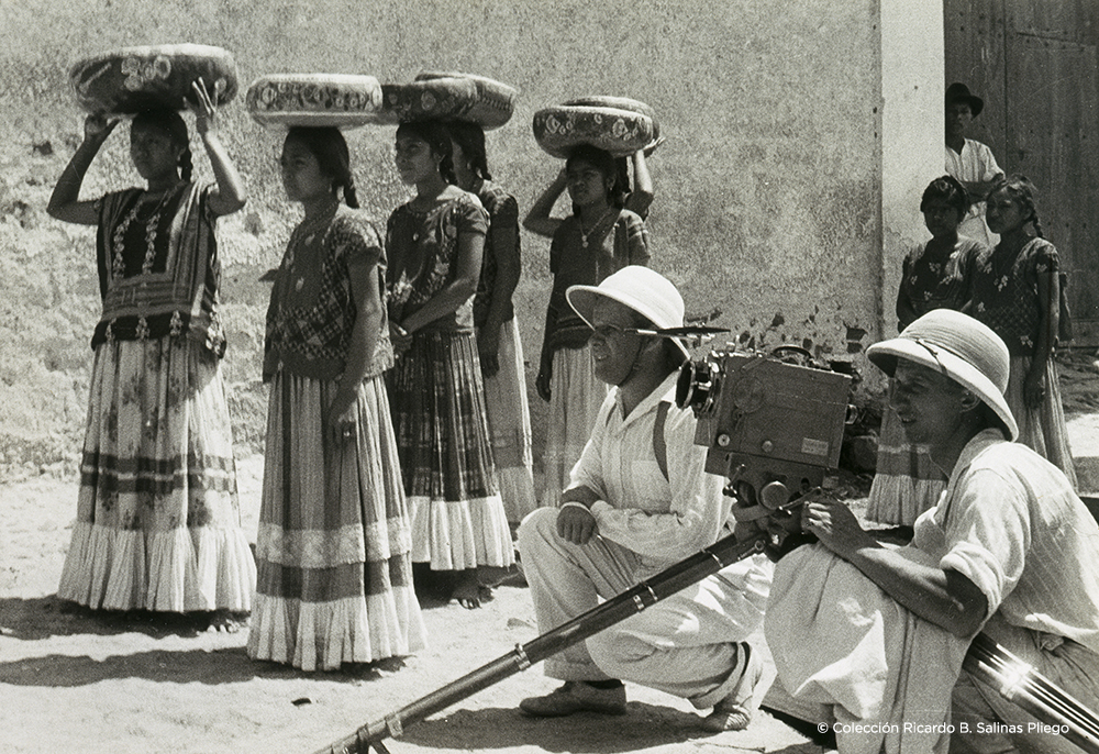 © 5.Sergei Eisenstein filmando con tehuanas, ca. 1931