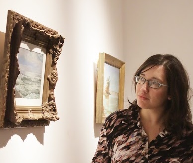 Georgina Gluzman observa una pintura exhibida