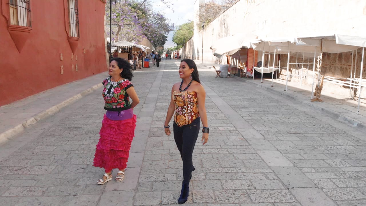 Alejandra Robes y Natalia Toledo caminan por Juchitán / Imagen: Cortesía Consecuencias.