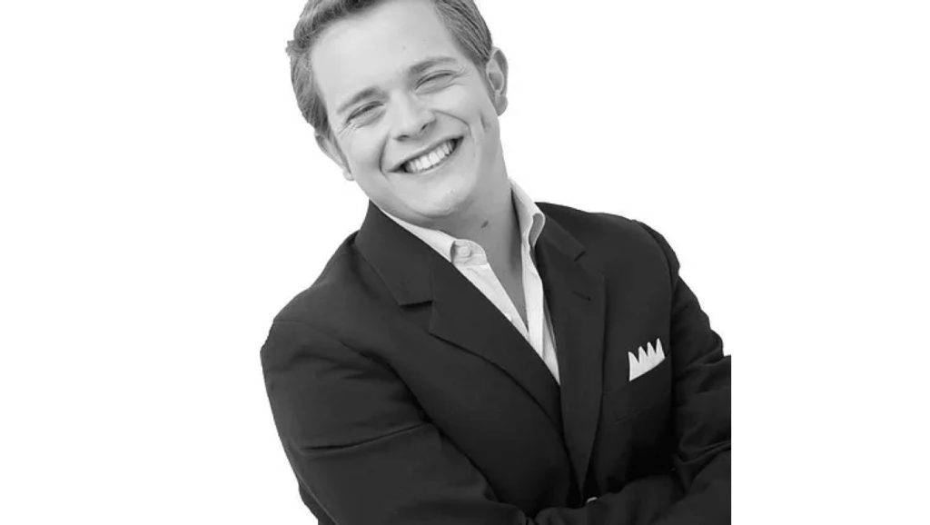 El cantante Rodrigo de la Cadena sonríe en un retrato en blanco y negro