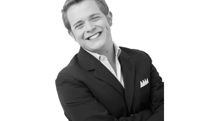 El cantante Rodrigo de la Cadena sonríe en un retrato en blanco y negro