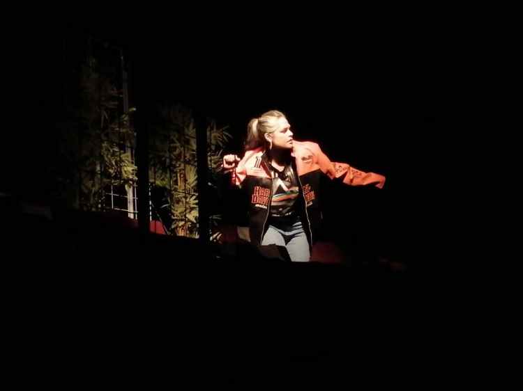 Mirna Moguel interpreta a una mujer infectada por VIH en las últimas décadas del siglo pasado. Imagen: Mauricio Elí.