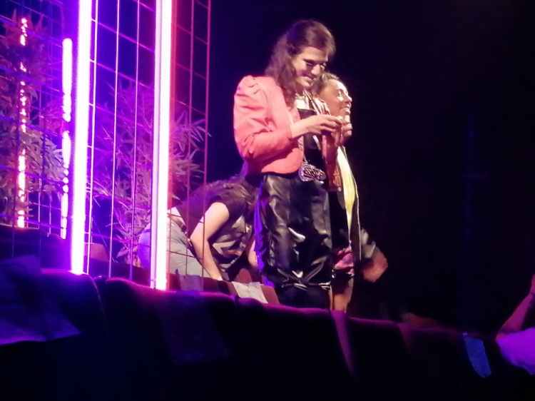 César Enriquez y Bonita en escena / Imagen: Mauricio Elí