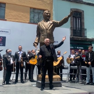 El compositor Martín Urieta posa frente a su escultura en la Plaza Garibaldi de la Ciudad de México