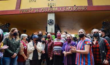 Funcionarias del Gobierno de la Ciudad de México y el Gobierno de México posan frente a la ex Fábrica de Pólvora y Explosivos.