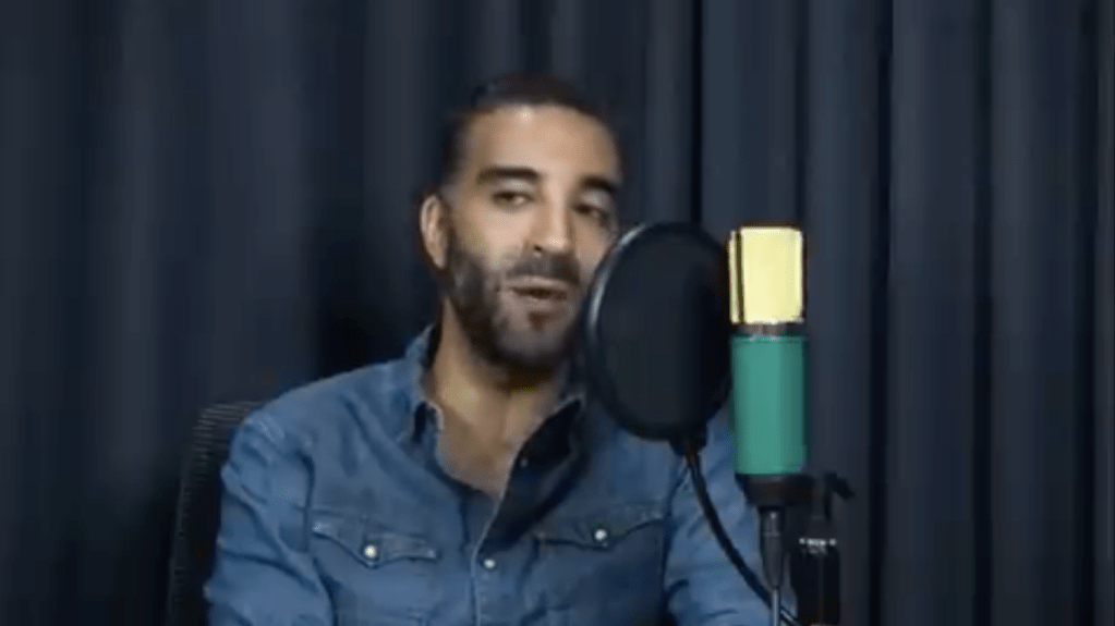 El abogado Simón Levy hablando durante una entrevista